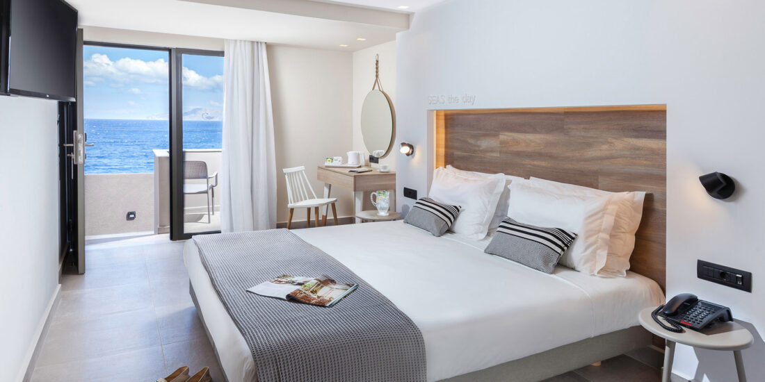 Standard double rooms with sea view